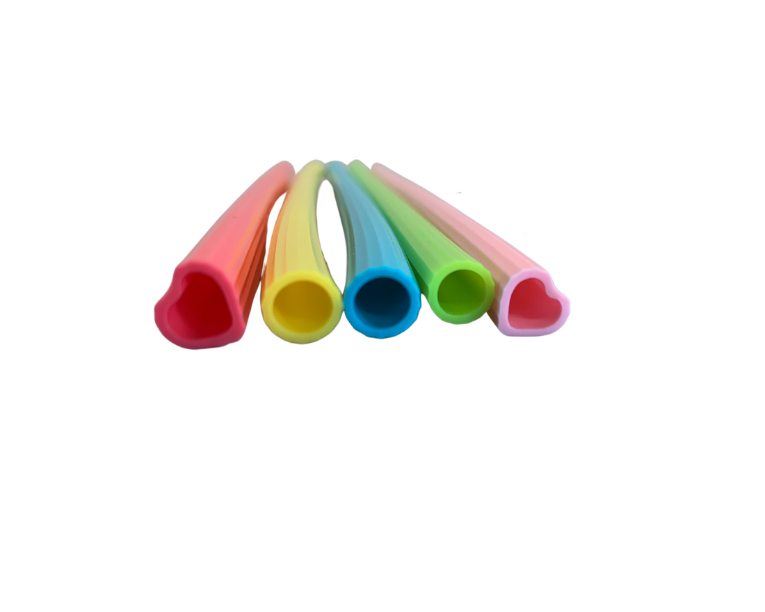 Ensemble de 5 pailles en silicone réutilisable avec brosse de nettoyage.